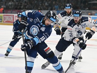 Na snímke vľavo hráč Nitry Marko Stacha a hráč Popradu Ryan Sproul počas prvého zápasu semifinále play off.