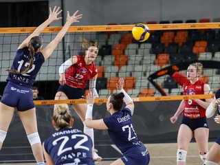 Na snímke uprostred Karolína Matalíková (Slávia EUBA).