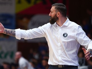 Na snímke gestikuluje hlavný tréner BC Prievidza Gareth Murray.