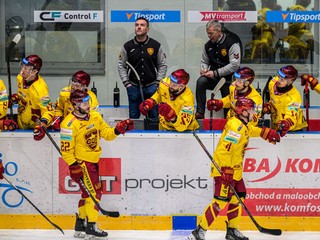 Na snímke hokejisti Trenčína sa tešia z gólu.