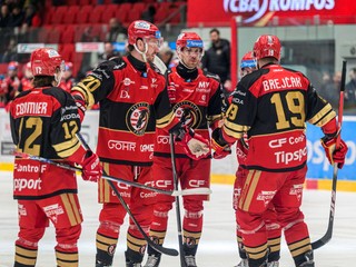 Na snímke hokejisti Prešova sa tešia z gólu.