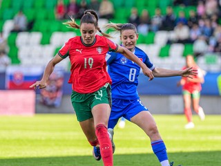 Diana Gomesová (Portugalsko) a Klaudia Fabová (Slovensko) počas zápasu B-divízie 3. skupiny kvalifikácie na majstrovstvá sveta 2027 vo futbale žien.