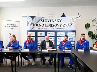Na snímke zľava hráčky Ema Labošová, Tatiana Kukuľková, tréner ženskej reprezentácie v stolnom tenise Jaromír Truksa, predseda Slovenského stolnotenisového zväzu Anton Hamran, tréner mužskej reprezentácie Peter Šereda, hráči Adam Klajber a náhradník Samuel Arpáš.