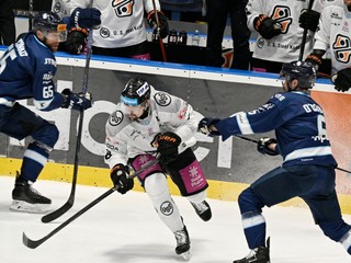 Na snímke uprostred Šimon Petráš (Košice), vpravo Ryan O Connor, a vľavo Tomáš Marcinko (obaja Slovan).