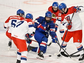 Na snímke uprostred Logan Stuart (USA) a vľavo David Sedláček (Česko) počas zápasu A -skupiny.