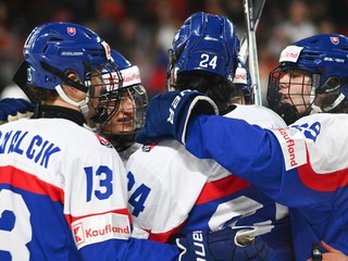 Na snímke hráči Slovenska sa tešia po druhom góle.