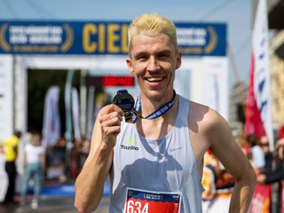 Prvý Slovák Martin Rusina 78. ročníka TIPOS Národného behu Devín - Bratislava pózuje s medailou.