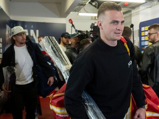 Slovenskí hokejoví reprezentanti sprava Martin Pospíšil a jeho brat Kristián Pospíšil prichádzajú na zraz reprezentácie.