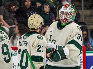 Samuel Hlavaj sa teší so spoluhráčmi po čistom konte a víťazstve.