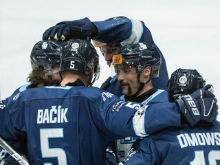 Hráči Slovana Bratislava sa tešia z gólu.