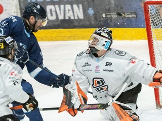 Na snímke hráč Slovana Radovan Bondra (uprostred), hráč Košíc Eduard Šedivý (vľavo) a brankár Košíc Dominik Riečický.