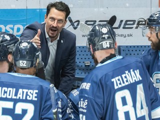 Hráči Slovana zľava Róbert Varga, Sena Acolatse, Vojtech Zeleňák a Tomáš Marcinko, ktorým dáva pokyny tréner Slovana Brad Tapper.