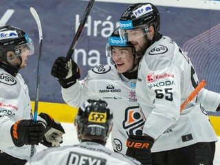 Hráč Košíc Michal Liščinský (druhý sprava) sa teší z gólu v prvom zápase semifinále hokejovej Tipsport ligy HC Slovan Bratislava - HC Košice.