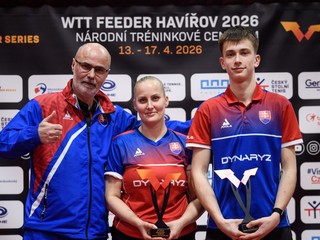 Barbora Váradyová (v strede) a Samuel Arpáš (vpravo) 