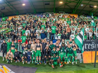 Futbalisti Prešova oslavujú s divákmi.