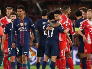 Futbalista PSG Vitinha a hráč Bayrnu Luis Diaz sa objímajú po prvom zápase semifinále Ligy majstrov Paríž St. Germain - Bayern Mníchov.