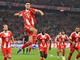 Futbalisti Bayernu Mníchov oslavujú gól proti Realu Madrid.