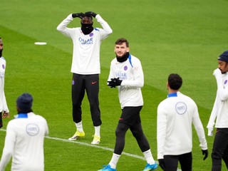 Futbalisti PSG počas tréningu pred odvetou proti Liverpoolu.