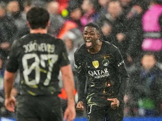 Ousmane Dembelé oslavuje gól. 