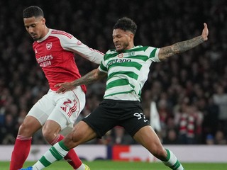 William Saliba a Luis Suarez počas zápasu odvety štvrťfinále Ligy majstrov Arsenal FC - Sporting Lisabon.