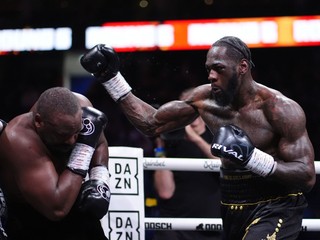 Vpravo Deontay Wilder a Derek Chisora počas zápasu v O2 aréne v Londýne.