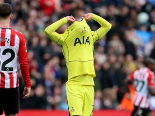 Na snímke hráč Tottenhamu Xavi Simons reaguje po zápase.