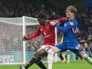 Vľavo Kobbie Mainoo v súboji s Alejandrom Garnachom