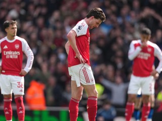 Declan Rice z Arsenalu stojí sklesnutý po inkasovaní gólu.