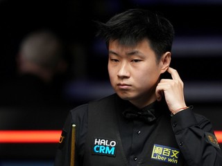 Obhajca titulu Čao Sin-tchung počas štvrťfinále MS v snookri 2026.