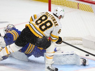 David Pastrňák strieľa víťazný gól.