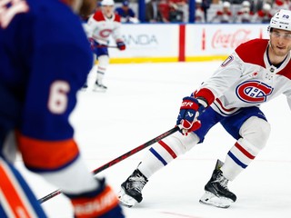 Útočník Montrealu Canadiens Juraj Slafkovský proti New York Islanders.