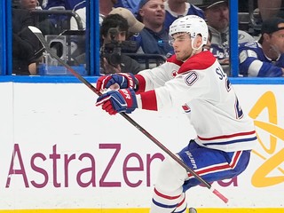 Juraj Slafkovský oslavuje víťazný gól v sieti Tampy Bay v prvom kole play-off NHL. 