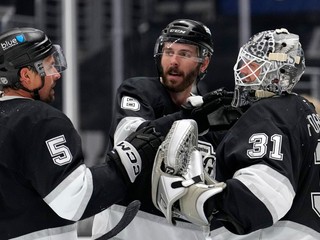 Brankár Anton Forsberg (vpravo) v drese Los Angeles Kings.
