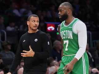 Hlavný tréner Boston Celtics Joe Mazzulla (vľavo) sa rozpráva s rozohrávačom Jaylenom Brownom (7).