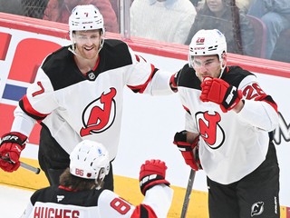 Timo Meier, Dougie Hamilton a Jack Hughes.