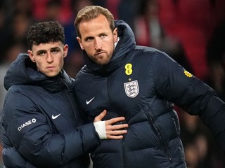 Na snímke anglickí futbalisti Phil Foden (vľavo) a Harry Kane reagujú po prehre v prípravnom zápase Anglicko - Japonsko.