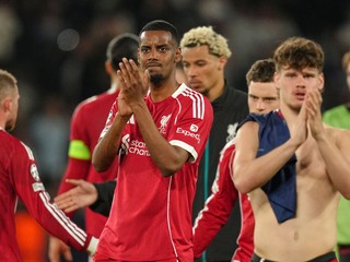 Sklamaní futbalisti Liverpoolu po prehre s PSG vo štvrťfinále Ligy majstrov.