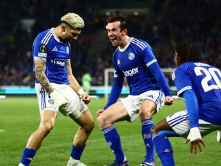 Futbalisti Racing Štrasburg oslavujú gól.