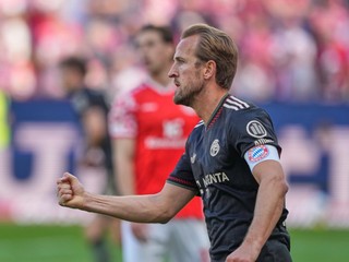 Harry Kane oslavuje gól proti Mainzu.