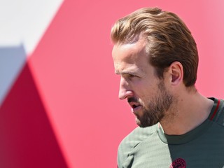 Na snímke futbalista Bayernu Mníchov Harry Kane prichádza na tréning.