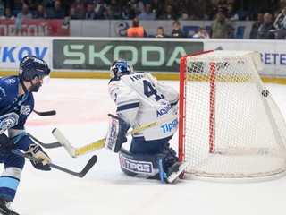 Na snímke gól v bránke Popradu, autor Artur Turanský z Nitry (vľavo) v piatom zápase.