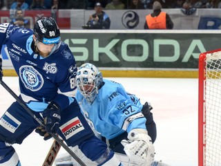 Tomáš Chrenko (Nitra) a brankár Jaroslav Janus (Slovan) v prvom zápase finále play off Tipsport extraligy medzi HK Nitra a HC Slovan Bratislava.