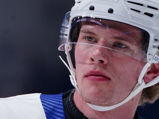 Obranca Maxim Štrbák počas debutu v AHL. 