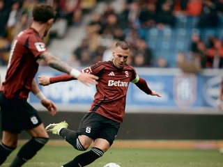 Lukáš Haraslín strieľa gól.