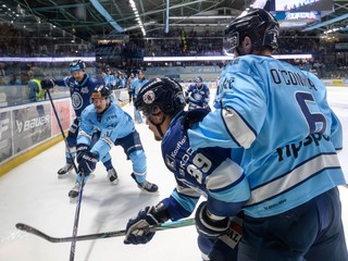 Na snímke zľava Sebastian Čederle (Nitra), Ryan Dmowski (Bratislava), Jakub Lacka (Nitra) a Ryan O´Connor (Bratislava).