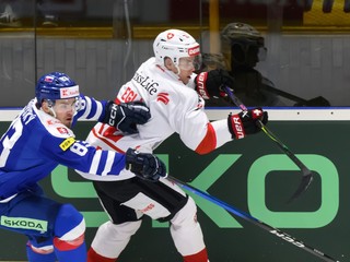 Na snímke zľava Servác Petrovský (Slovensko) a Diminik Egli (Švajčiarsko) v prípravnom zápase.