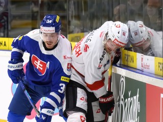 Na snímke zľava Peter Cehlárik (Slovensko) a Dario Rohrbach (Švajčiarsko) v prípravnom zápase.