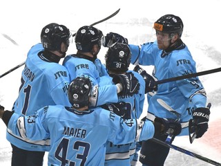 Gólová radosť hráčov Slovana v šiestom semifinálovom stretnutí play off hokejovej Tipsport ligy HC Košice - HC Slovan Bratislava.