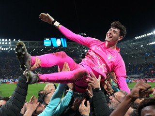 Brankár Lazia Edoardo Motta oslavuje so spoluhráčmi.