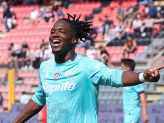 Jonathan Rowe oslavuje gól.